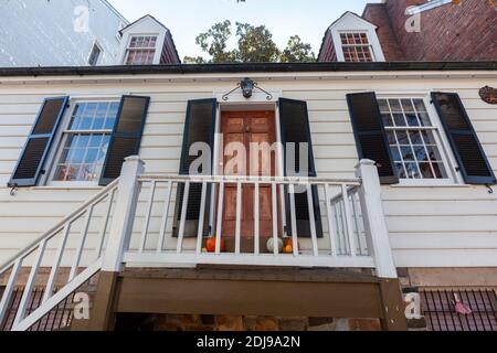 Alexandria, VA, USA 11-28-2020: Nachbildung des Hauses George Washington lebte in Alexandria. Genau an der richtigen Stelle gebaut. Ein kleines Haus aus dem 18. Jahrhundert mit wo Stockfoto