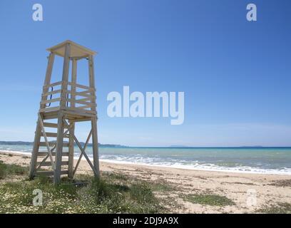 Rettungsschwimmer Turm am Almyros Strand, Korfu, Griechenland Stockfoto