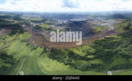 Luftlandschaft mit Kohlebergwerk. Umweltkatastrophe - eine Kohlebergbaugrube Erdrutsch zerstörte ein Flusstal Stockfoto