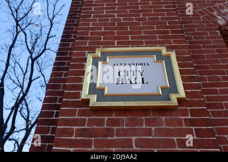 Alexandria, Virginia, USA 11-28-2020: Historisches Backsteingebäude aus dem 18. Jahrhundert, das als Rathaus von Alexandria, Virginia dient. Stockfoto