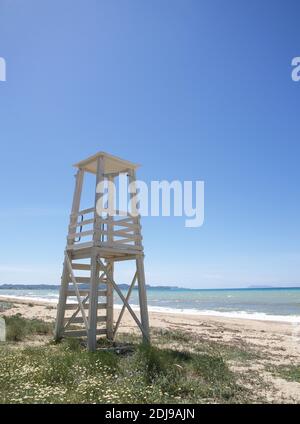 Rettungsschwimmer Turm am Almyros Strand, Korfu, Griechenland Stockfoto