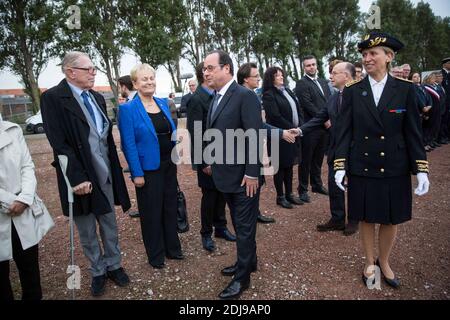 Der französische Präsident Francois Hollande und Innenminister Bernard Cazeneuve besuchen am 26. September 2016 die Gendarmerie von Calais im Rahmen der Situation der Migrationsströme und des Flüchtlingslagers "Calais-Dschungel" in Calais, Nordfrankreich. Foto von Hamilton/Pool/ABACAPRESS.COM Stockfoto