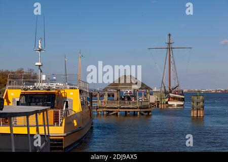 Alexandria, VA, USA 11-28-2020: Bild des Hafenviertels und der Uferpromenade in der malerischen Stadt Alexandria mit Flusskreuzfahrtschitern und Wasser ta Stockfoto