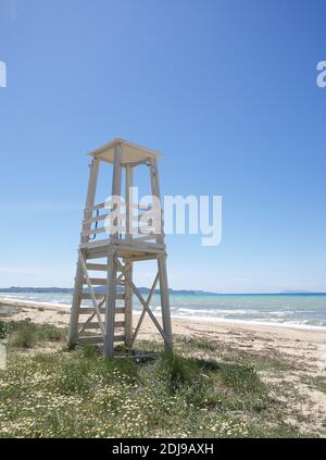 Rettungsschwimmer Turm am Almyros Strand, Korfu, Griechenland Stockfoto