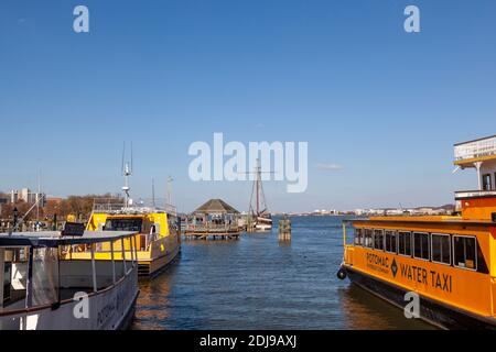 Alexandria, VA, USA 11-28-2020: Bild des Hafenviertels und der Uferpromenade in der malerischen Stadt Alexandria mit Flusskreuzfahrtschitern und Wasser ta Stockfoto