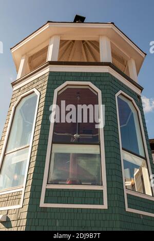 Alexandria, VA , USA 11-28-2020: Ein Leuchtturm aus Holz in der Pier des historischen Alexandria, VA. Dies ist eine historische Stadt und ein beliebtes Touristenziel Stockfoto