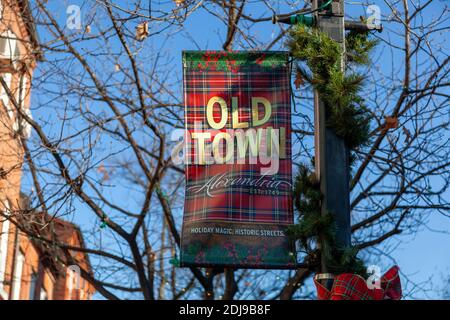 Alexandria, VA, USA 11-28-2020: Ein Banner auf einem Lampenpfosten Förderung beliebter Touristenort Altstadt Region des historischen Alexandria. Es gibt Bänder wrea Stockfoto