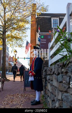 Alexandria, VA, USA 11-28-2020: Ein Mitarbeiter, der im Besucherzentrum des touristischen historischen Alexandria arbeitet, wartet draußen mit einem Minutenkostüm Stockfoto