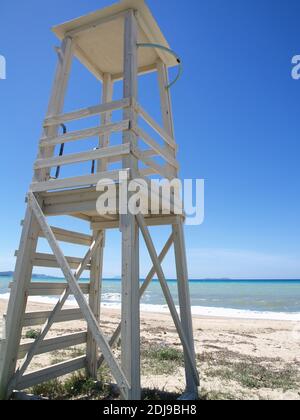 Rettungsschwimmer Turm am Almyros Strand, Korfu, Griechenland Stockfoto