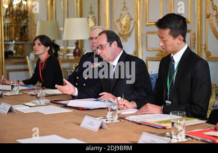 Der französische Präsident Francois Hollande trifft sich mit dem Vorsitzenden des Nationalen Volkskongresses (NPC), Zhang Dejiang, im Elysee-Palast in Paris, Frankreich, am 26. September 2016. Foto von Christian Liewig/ABACAPRESS.COM Stockfoto