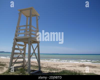 Rettungsschwimmer Turm am Almyros Strand, Korfu, Griechenland Stockfoto