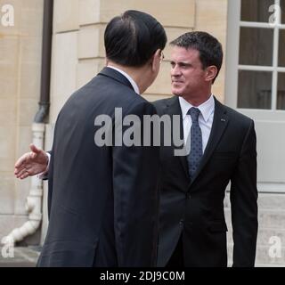 Der französische Premierminister Manuel Valls begrüßt den Vorsitzenden des Ständigen Ausschusses des Nationalen Volkskongresses der Volksrepublik China, Zhang Dejiang, am 26. September 2016 im Hotel Matignon in Paris, Frankreich. Foto von Yann Korbi/ABACAPRESS.COM Stockfoto