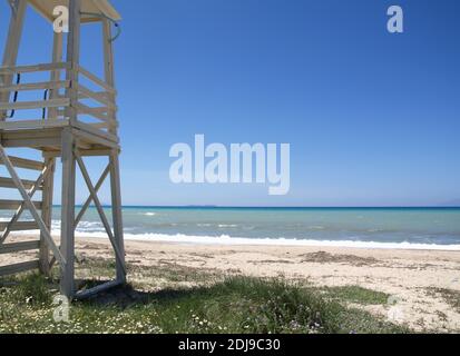 Rettungsschwimmer Turm am Almyros Strand, Korfu, Griechenland Stockfoto