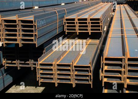 Deutschland, Niedersachsen, Peine, Stahltraeger im Hafen, Stahtraeger Stockfoto