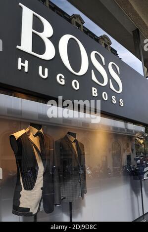 Hugo Boss Geschäft befindet sich auf der Avenue Champs-Élysées in Paris, Frankreich am 26. September 2016. Foto von Bastien Guerche/ABACAPRESS.COM Stockfoto
