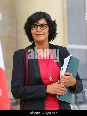 Die Ministerin für Arbeit, Beschäftigung, Berufsbildung und sozialen Dialog Myriam El Khomri verließ nach der wöchentlichen Kabinettssitzung am 28. September 2016 in Paris, Frankreich, den Elysee-Palast. Foto von Somer/ABACAPRESS.COM Stockfoto