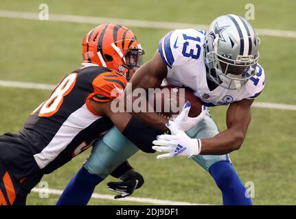 Cincinnati, Usa. Dezember 2020. Dallas Cowboys Wide Receiver Michael Gallup (13) wird von Cincinnati Bengals' LeShaun Sims (38) während der ersten Spielhälfte im Paul Brown Stadium in Cincinnati, Ohio, Sonntag, 13. Dezember 2020, angegangen. Foto von John Sommers II/UPI Kredit: UPI/Alamy Live Nachrichten Stockfoto