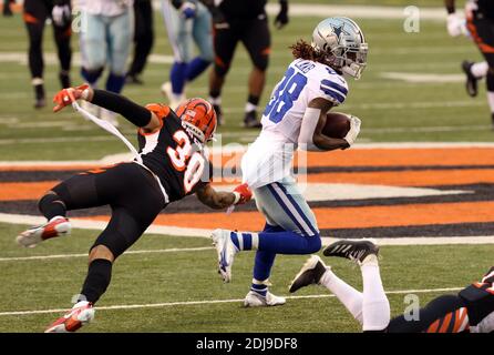 Cincinnati, Usa. Dezember 2020. Dallas Cowboys Wide Receiver CeeDee Lamb (88) kämpft um die Befreiung von Cincinnati Bengals Jessie Bates (30) während der zweiten Spielhälfte im Paul Brown Stadium in Cincinnati, Ohio, Sonntag, 13. Dezember 2020. Foto von John Sommers II/UPI Kredit: UPI/Alamy Live Nachrichten Stockfoto