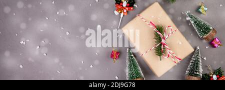 Weihnachtsfeiertage Komposition mit Geschenkbox und Schneedekoration, Neujahr und Weihnachten oder Jubiläum mit Geschenken auf Zementboden Hintergrund in der Saison, Stockfoto