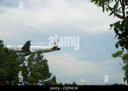 Denpasar, Bali, Indonesien. Dezember 2020. Myanmar Airways International Airbus A319-111 auf kurzem letzten Landeanflug am Flughafen Ngurah Rai Stockfoto