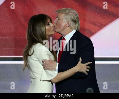 Donald J. Trump hat einen Kuss für seine Frau Melania, nachdem er seine Dankesrede als GOP-Kandidat für Präsident der Vereinigten Staaten auf der Republikanischen Nationalversammlung 2016 gehalten in der Quicken Loans Arena in Cleveland, Ohio am Donnerstag, 21. Juli 2016. Foto von Ron Sachs/CNP/ABACAPRESS.COM Stockfoto