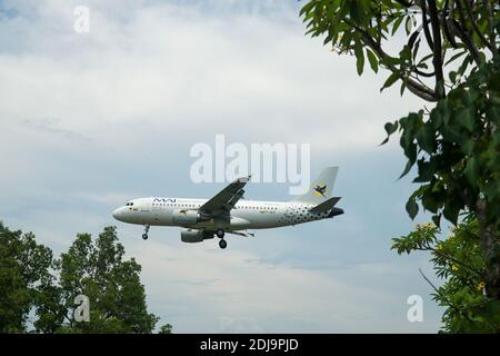 Denpasar, Bali, Indonesien. Dezember 2020. Myanmar Airways International Airbus A319-111 auf kurzem letzten Landeanflug am Flughafen Ngurah Rai Stockfoto