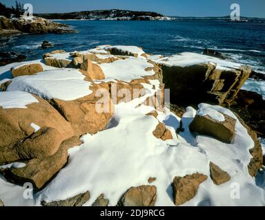 Snowy Cliffs, Thunder Hole, Acadia National Park, Maine Stockfoto