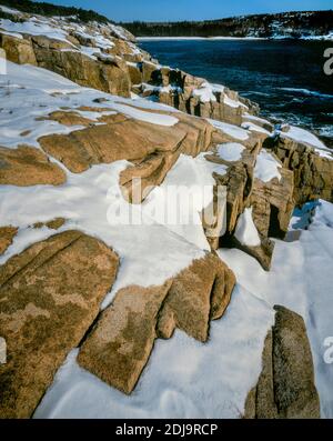 Snowy Cliffs, Thunder Hole, Acadia National Park, Maine Stockfoto