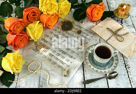 Noten mit gelben Rosen. Vintage romantischen Hintergrund, Retro-Design mit antiken Objekten, Geburtstagskarte concep Stockfoto