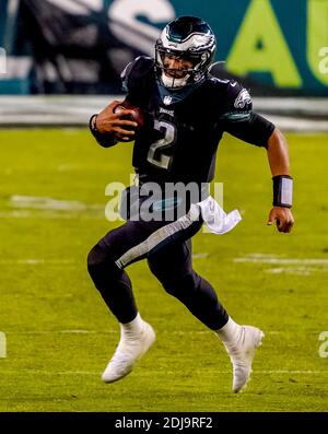 Philadelphia, PA, USA. Dezember 2020. 13. Dezember 2020: Philadelphia Quarterback Jalen Hurts stürzt sich während des NFL-Fußballmatchup zwischen den New Orleans Saints und den Philadelphia Eagles im Lincoln Financial Field in Philadelphia, Pennsylvania, um einen ersten Down zu erspielen. Scott Serio/Cal Sport Media/Alamy Live News Stockfoto
