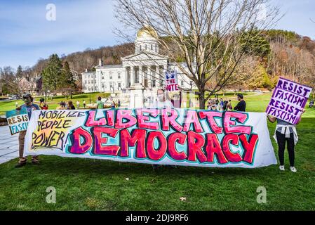 Demokratische Demonstranten NACH DEN US-PRÄSIDENTSCHAFTSWAHLEN 2020 vor dem Vermont State House, Montpelier, VT, USA. Stockfoto