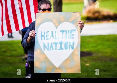 Demokratische Demonstranten NACH DEN US-PRÄSIDENTSCHAFTSWAHLEN 2020 vor dem Vermont State House, Montpelier, VT, USA. Stockfoto