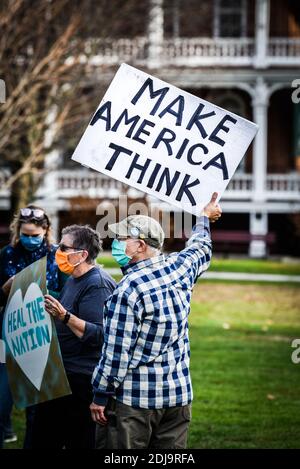 Demokratische Demonstranten NACH DEN US-PRÄSIDENTSCHAFTSWAHLEN 2020 vor dem Vermont State House, Montpelier, VT, USA. Stockfoto