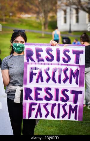 Demokratische Demonstranten NACH DEN US-PRÄSIDENTSCHAFTSWAHLEN 2020 vor dem Vermont State House, Montpelier, VT, USA. Stockfoto