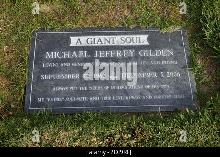 Mission Hills, California, USA 6. Dezember 2020 EIN allgemeiner Blick auf die Atmosphäre des Grabes des Schauspielers Michael Gilden auf dem Friedhof Eden Memorial Park am 6. Dezember 2020 in Mission Hills, Kalifornien, USA. Foto von Barry King/Alamy Stockfoto Stockfoto