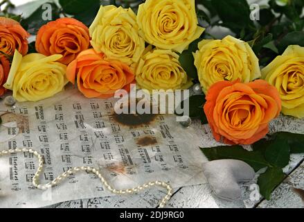 Noten mit gelben Rosen. Vintage romantischen Hintergrund, Retro-Design mit antiken Objekten, Geburtstagskarte concep Stockfoto