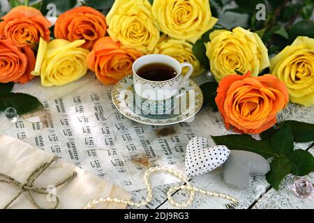 Noten mit gelben Rosen. Vintage romantischen Hintergrund, Retro-Design mit antiken Objekten, Geburtstagskarte concep Stockfoto