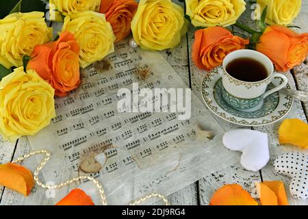 Noten mit gelben Rosen. Vintage romantischen Hintergrund, Retro-Design mit antiken Objekten, Geburtstagskarte concep Stockfoto