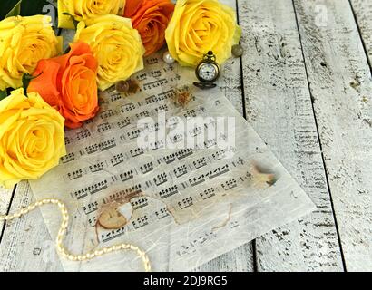 Noten mit gelben Rosen. Vintage romantischen Hintergrund, Retro-Design mit antiken Objekten, Geburtstagskarte concep Stockfoto