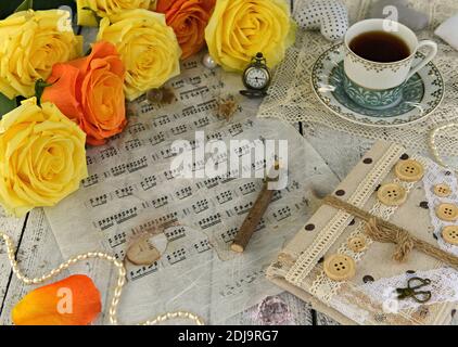 Noten mit gelben Rosen. Vintage romantischen Hintergrund, Retro-Design mit antiken Objekten, Geburtstagskarte concep Stockfoto