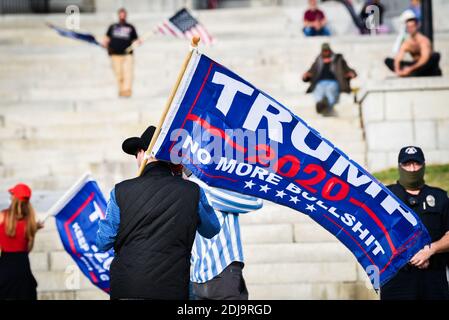 Pro-Trump-Demonstranten NACH DEN US-PRÄSIDENTSCHAFTSWAHLEN 2020 vor dem Vermont State House, Montpelier, VT, USA. Stockfoto