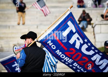 Pro-Trump-Demonstranten NACH DEN US-PRÄSIDENTSCHAFTSWAHLEN 2020 vor dem Vermont State House, Montpelier, VT, USA. Stockfoto