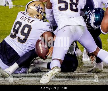 Philadelphia, PA, USA. Dezember 2020. 13. Dezember 2020: Philadelphia Quarterback Jalen tut weh funbles und verliert den Ball während des NFL Fußball Matchup zwischen den New Orleans Saints und den Philadelphia Eagles am Lincoln Financial Field in Philadelphia, Pennsylvania. Scott Serio/Cal Sport Media/Alamy Live News Stockfoto