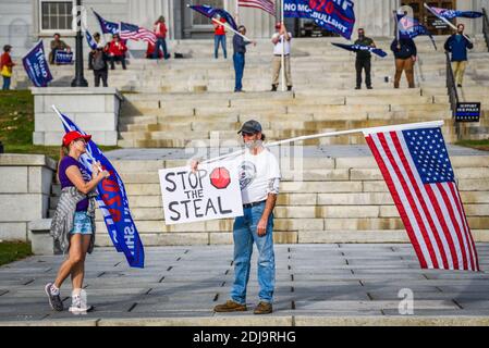 Pro-Trump-Demonstranten NACH DEN US-PRÄSIDENTSCHAFTSWAHLEN 2020 vor dem Vermont State House, Montpelier, VT, USA. Stockfoto