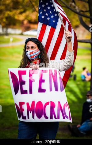 Demokratische Demonstranten NACH DEN US-PRÄSIDENTSCHAFTSWAHLEN 2020 vor dem Vermont State House, Montpelier, VT, USA. Stockfoto