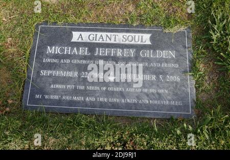 Mission Hills, California, USA 6. Dezember 2020 EIN allgemeiner Blick auf die Atmosphäre des Grabes des Schauspielers Michael Gilden auf dem Friedhof Eden Memorial Park am 6. Dezember 2020 in Mission Hills, Kalifornien, USA. Foto von Barry King/Alamy Stockfoto Stockfoto