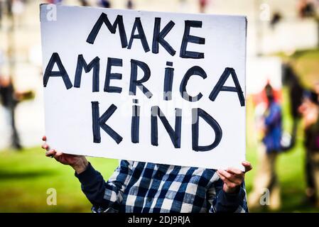 Demokratische Demonstranten NACH DEN US-PRÄSIDENTSCHAFTSWAHLEN 2020 vor dem Vermont State House, Montpelier, VT, USA. Stockfoto