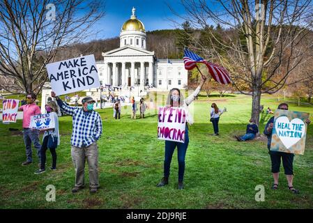 Demokratische Demonstranten NACH DEN US-PRÄSIDENTSCHAFTSWAHLEN 2020 vor dem Vermont State House, Montpelier, VT, USA. Stockfoto