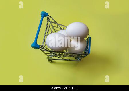 Es gibt mehrere Eier in den Warenkorb. Warenkorb Stockfoto