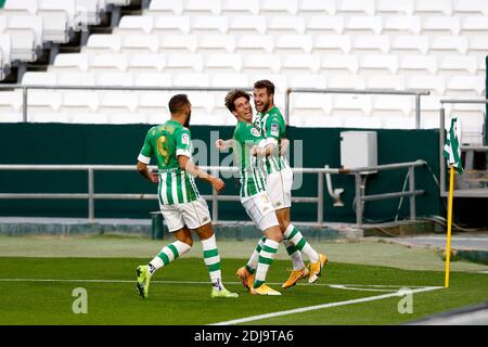 Sevilla, Spanien. Dezember 2020. (L-R) Juan Miranda, Aitor Ruibal (Betis) Fußball: Miranda und Ruibal feiern nach Ruibals Tor beim spanischen 'La Liga Santander'-Spiel zwischen Real Betis 1-1 Villarreal CF im Estadio Benito Villamarin in Sevilla, Spanien. Quelle: Mutsu Kawamori/AFLO/Alamy Live News Stockfoto